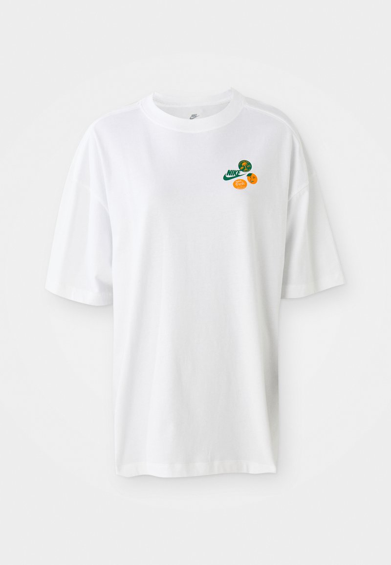 Camiseta de algodón blanca con mangas cortas, cuello redondo, y tres logotipos coloridos: Nike y dos diseños circulares en verde y naranja.