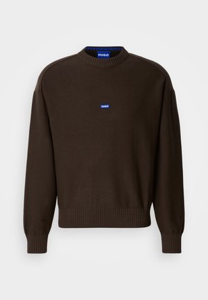 Pruun kootud kampsun, millel on ümar kaelus, soonikuga varrukaservad ja alumine äär ning väike sinine "HUGO" logo rinnal. Ühtlane sile tekstuur kogu pinnal.