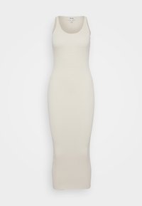 Abito midi a maglia in bianco sporco. Presenta una silhouette aderente, scollo a barca e texture a coste, che si estende fino a metà polpaccio senza hardware visibile.