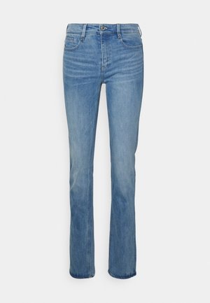 Retbenede blå denimjeans med klassisk fem-lomme design, frontknap og lynlås, vist mod en ensfarvet baggrund.