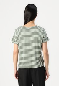 Grünes gestreiftes T-Shirt mit kurzen aufgerollten Ärmeln, weichem Baumwollmaterial, Rundhalsausschnitt und lässiger Passform. Leichte und atmungsaktive Textur.