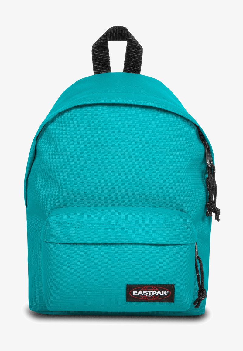 Mochila turquesa hecha de tela texturizada, con un bolsillo frontal con cremallera, tiradores de cremallera negros y un asa en la parte superior.