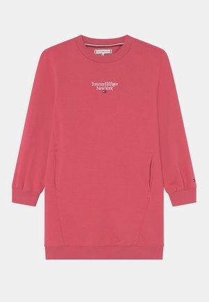 Różowa bluza z długim rękawem i okrągłym dekoltem, z napisem "Tommy Hilfiger New York" oraz małym logo na środku klatki piersiowej, z prążkowanymi mankietami i krawędzią.