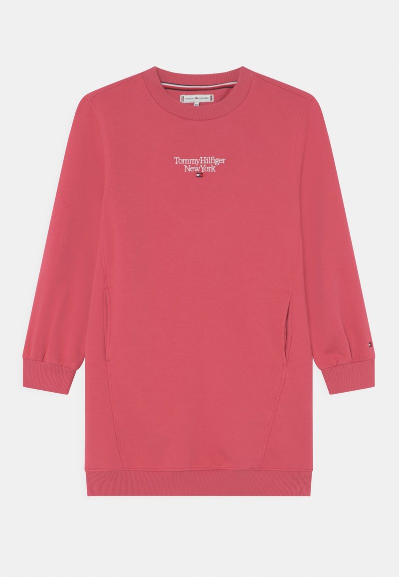 Sweat-shirt rose à manches longues et col rond avec le texte "Tommy Hilfiger New York" et un petit logo centré sur la poitrine, poignets et ourlet côtelés.