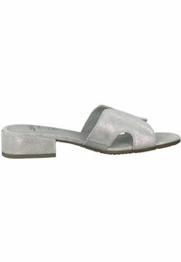 Silverfärgad metallisk halksandal med platt klack, öppen tå och utskärningsdesign. Texturerad ovandel och slät inredning.