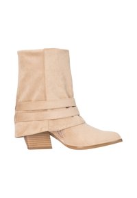 Beige ruskindsankelstøvle med en stablet træsål, slasket skaft og to omsluttende remme.