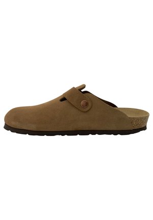 Brauner Wildlederclog mit einem Riemen und einem Knopf, Korkeinlage und einer strukturierten Gummisohle für besseren Halt. Einfaches Design und offener Rücken.