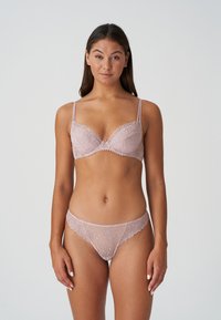 Lace bh en slipset in lichtroze, met bloemenborduursel, verstelbare bandjes en gekartelde randen, met een delicate doorschijnende textuur.