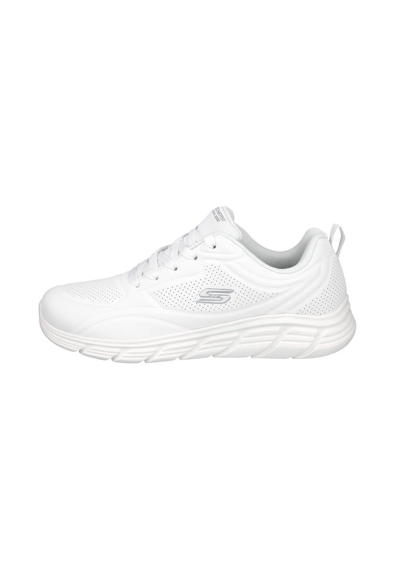 Zapatilla deportiva blanca de Skechers con cierre de cordones, lados perforados para transpirabilidad, cuello acolchado y suela texturizada.
