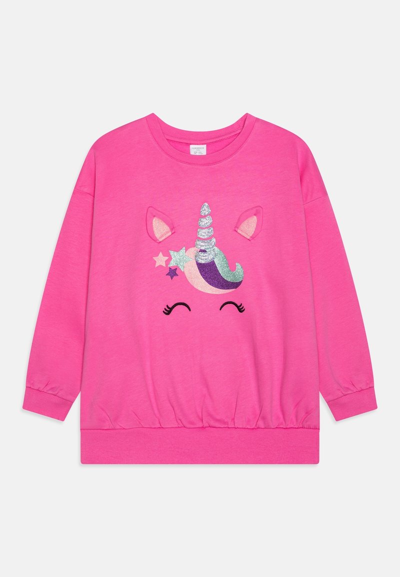 Sweat-shirt à manches longues rose vif avec une corne de licorne scintillante, des oreilles, des yeux fermés et des étoiles colorées sur le devant.