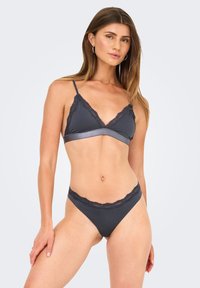 Grijze bh met kant en bijpassende string. Zacht materiaal, driehoekige cups, verstelbare bandjes en delicate kantaccenten op de randen.