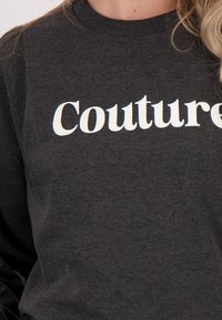 JE M'APPELLE Sweater - grijs