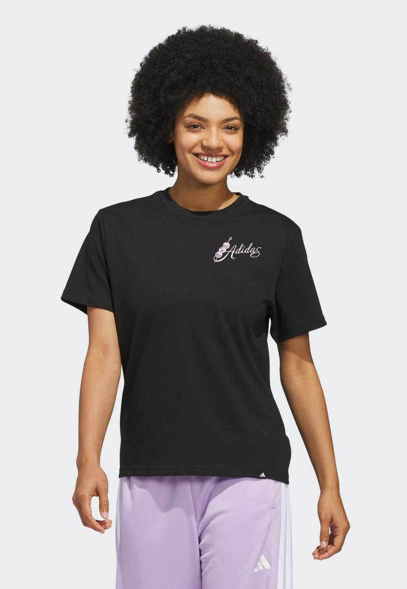 Čierne bavlnené tričko s krátkymi rukávmi a voľným strihom, na hrudi s malým ružovým logom Adidas. Kombinované s svetlofialovými nohavicami.