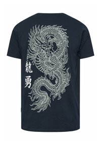 T-shirt noir avec un grand dessin détaillé d’un dragon argenté et deux caractères chinois blancs dans le dos.