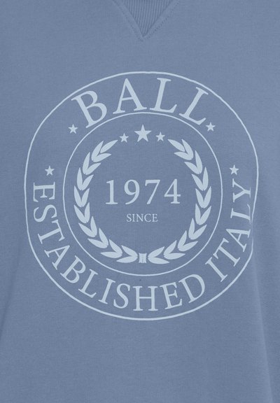 Zils džemperis ar apļveida balto grafiku, kurā ir uzraksts "BALL ESTABLISHED ITALY 1974 SINCE" un lauru akcenti. V veida kakla dizains.