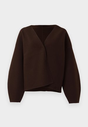 Brun omslagstopp laget av myk tekstil, med dyp V-hals, vide ermer og en asymmetrisk kant. Jevn tekstur og minimalistisk design.
