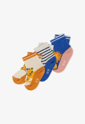 Vier Paar Babysocken in Orange mit Tiger-Motiv, Blau mit Streifen und Blau mit Löwen-Design, übereinander angeordnet auf weißem Hintergrund.