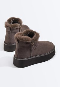 OYSHO Snowboots  - dark brown