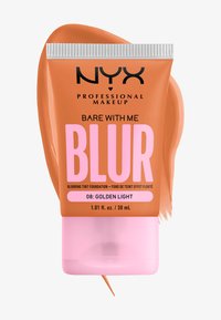 Fond de teint flou NYX Bare With Me dans un tube de 30 mL. Design orange et rose avec un texte en noir vif ; surface lisse et embout en forme de bec.