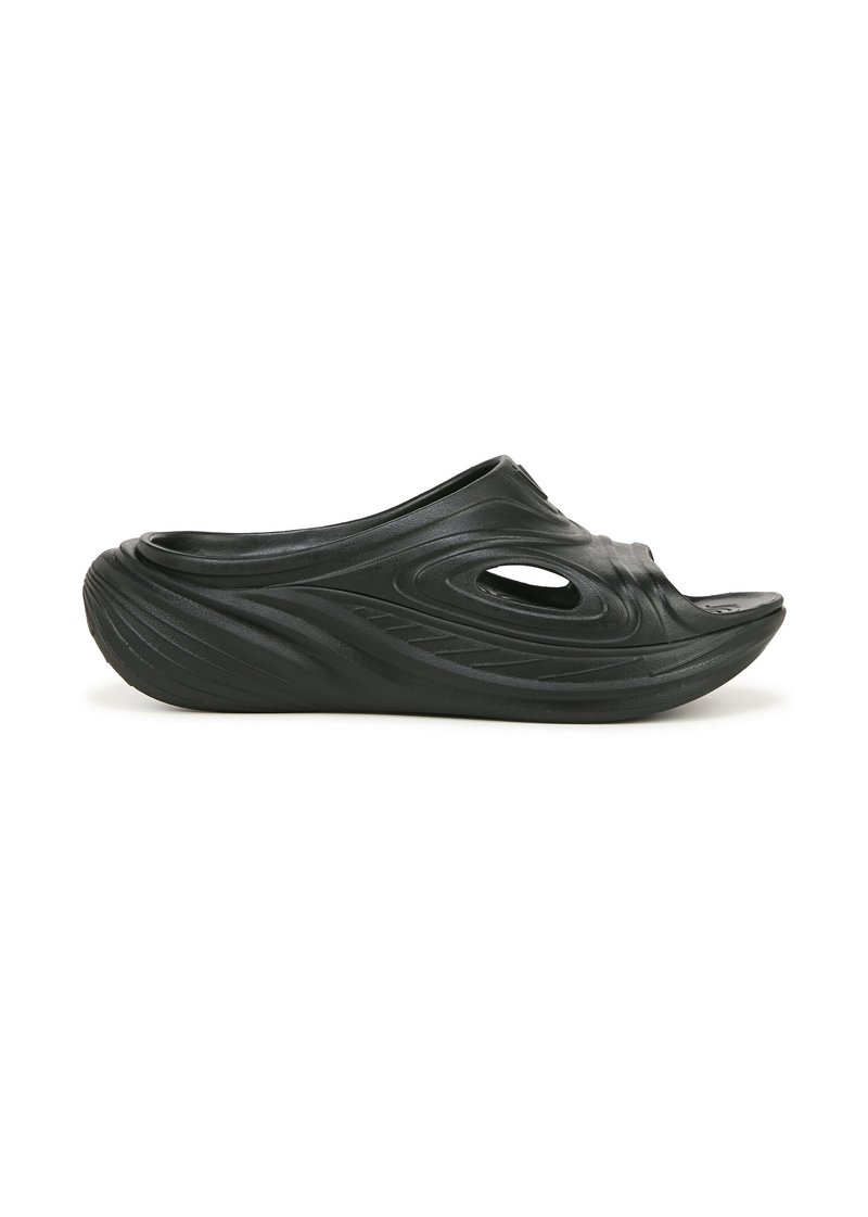 Chaussure noire à enfiler, moulée, avec une texture lisse, un design incurvé, des découpes sur les côtés et un talon surélevé ; présente un motif ondulé sur la semelle.