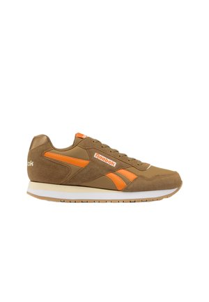Bruine en oranje Reebok sneaker met suède en stoffen panelen, vetersluiting, witte tussenzool en buitenzool van natuurrubber.