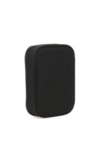 Étui rectangulaire noir en tissu texturé avec une fermeture éclair et des côtés rembourrés. Présente un design lisse et minimaliste.