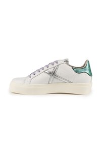 Sneaker bianca in pelle con accenti argentati, lacci lilla chiaro, tallone verde texturizzato e suola spessa in gomma bianca.