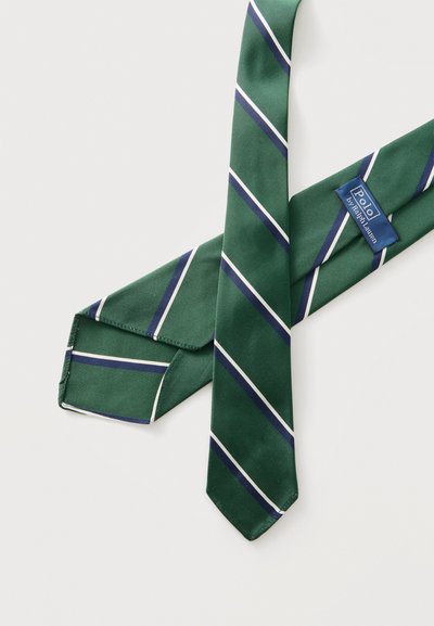 Cravate en soie verte avec des rayures diagonales bleu marine et blanches, avec une étiquette Polo by Ralph Lauren à l'intérieur.