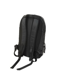 Mochila negra con correas de hombro acolchadas y un diseño elegante y aerodinámico. Hecha de un material duradero, con una textura suave y acentos sutiles.