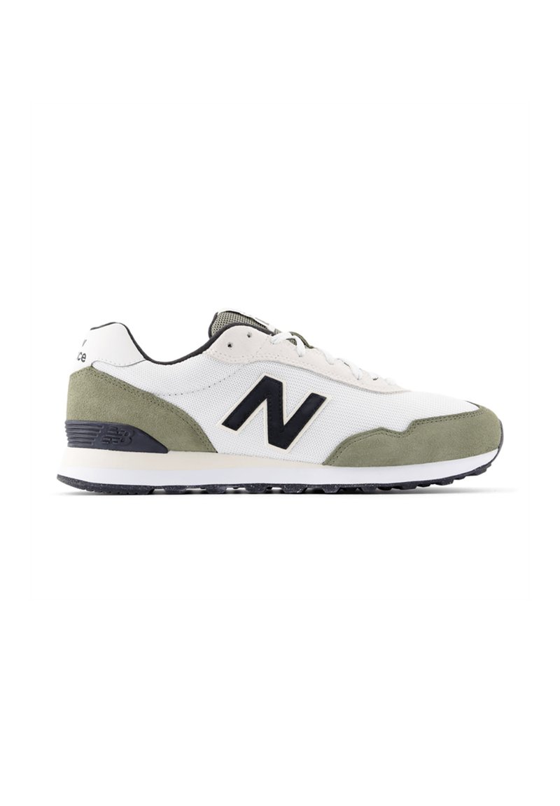 Sneaker bianco con dettagli in suede verde oliva, logo nero e tomaia in rete testurizzata. Presenta una suola ammortizzata e un design con lacci.
