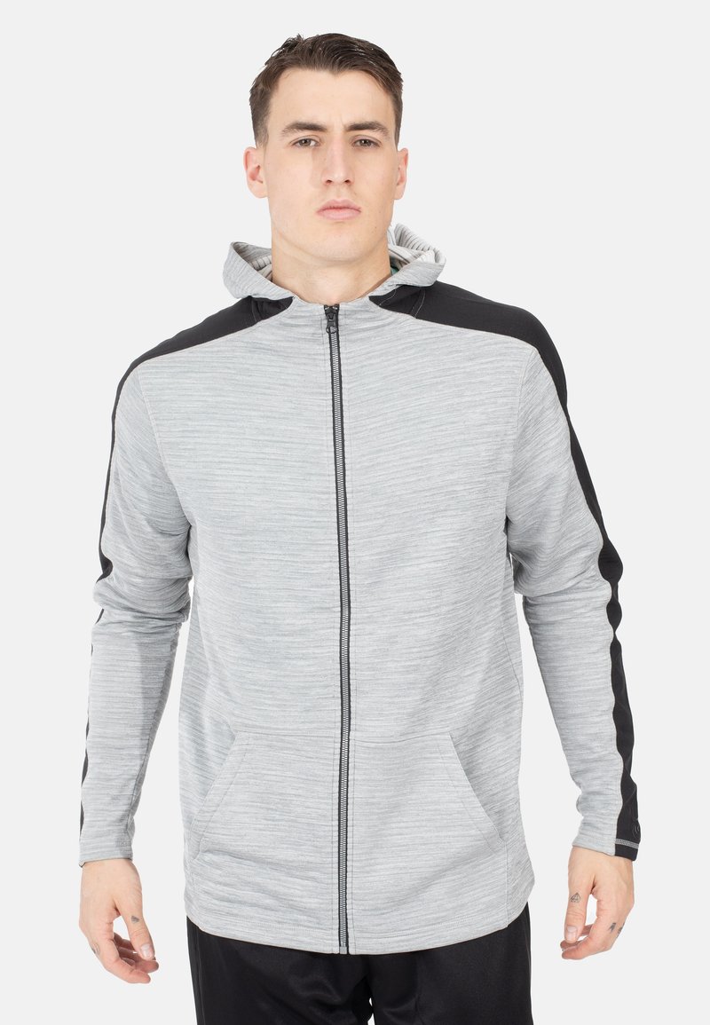 Grå zip-up hoodie med sorte accentpaneler, lavet af tekstureret stof, med en hætte og to frontlommer.