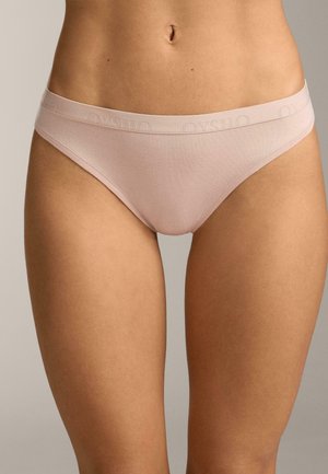 Slip rosa chiaro realizzati in tessuto morbido e strutturato. Presentano una fascia elastica liscia con il logo OYSHO. Design a vita bassa con copertura minima.