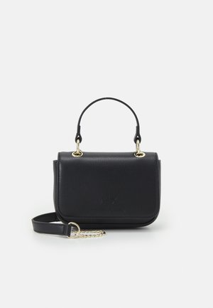 Schwarze strukturierte Handtasche mit einem Tragegriff oben und abnehmbarem Schulterriemen mit goldener Kettendetail auf weißem Hintergrund.