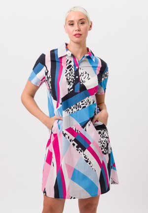Robe à col et manches courtes présentant un motif géométrique en bleu, rose, noir et blanc. Comprend deux poches latérales et une coupe décontractée.