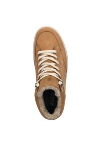 Sneaker alta in pelle marrone chiaro con superficie texturizzata, lacci crema e una morbida fodera interna soffice. Presenta il logo sulla linguetta e una suola robusta.