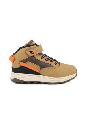 Scarpe alte marroni e arancioni con parte superiore in sintetico, colletto imbottito, lacci frontali e cinturino in Velcro. Suola spessa in gomma bianca.