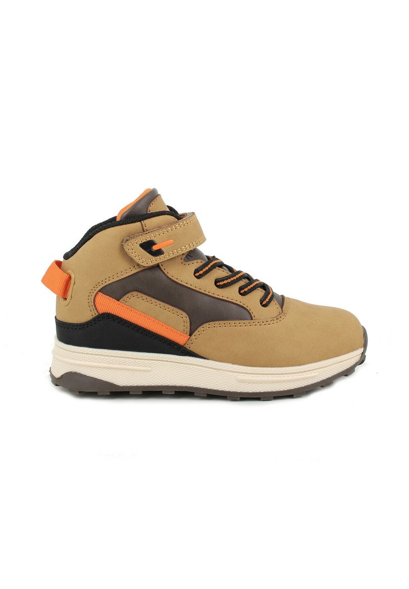Scarpe alte marroni e arancioni con parte superiore in sintetico, colletto imbottito, lacci frontali e cinturino in Velcro. Suola spessa in gomma bianca.