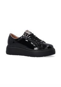 Schwarze Lackledersneaker mit abgerundetem Zehenbereich, dicker strukturierter Sohle und metallischen Akzenten an der Zunge. Mit schwarzen Schnürsenkeln und Ösen.