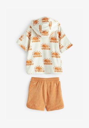 Pardesiu de plajă cu glugă din fleece crem, cu un model de soare portocalie și hamburger, asociat cu șorturi din material frotir solid portocalii.