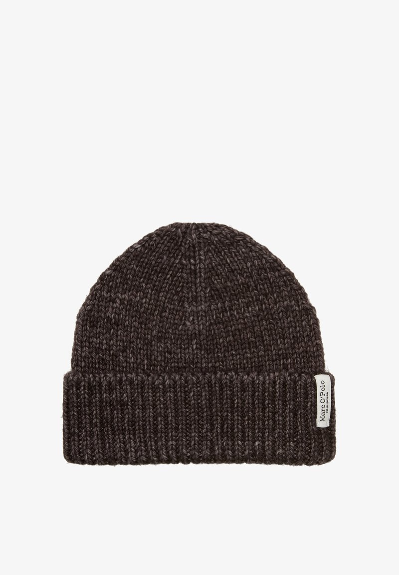 Gebreide donkergrijze muts met geribde boord, voorzien van een gestructureerde stof en een klein logolabel aan de zijkant.