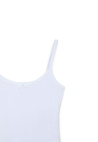 Camisola bianca con spalline sottili, texture a coste e un piccolo fiocco decorativo sul retro. Tessuto liscio, design semplice.