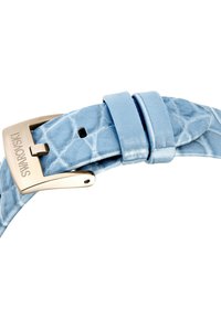 Cinturino per orologio in ecopelle azzurro chiaro con motivo a coccodrillo, dotato di fibbia in metallo dorato e fori regolabili per la misura.