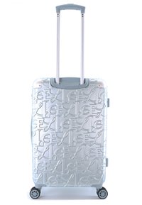 Valise rigide bleu clair avec motif de logo en relief, poignée rétractable et roues pivotantes. Texture lisse avec coins arrondis.