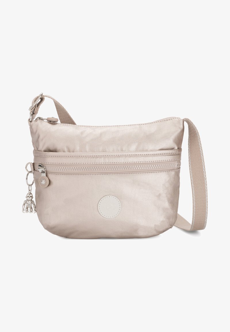 Beige Nylon-Umhängetasche mit einer strukturierten Oberfläche, ausgestattet mit einer frontalen Reißverschlusstasche, dezentem Logo und einem verstellbaren Tragegurt.