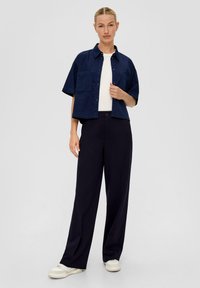 s.Oliver REGULAR MIT FALTE - Stoffhose - navy