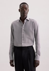 Grijs patroon overhemd met een klassieke kraag, lange mouwen en een gladde textuur, gecombineerd met donkere, op maat gemaakte trousers.