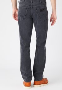 Wrangler TEXAS - Calças de ganga de perna direita - black gold