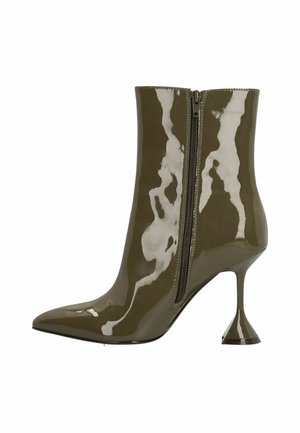 Glinsterende olijfgroene enkellaars van lakleer met een ritssluiting aan de zijkant, een puntige neus en een uitlopende naaldhak.