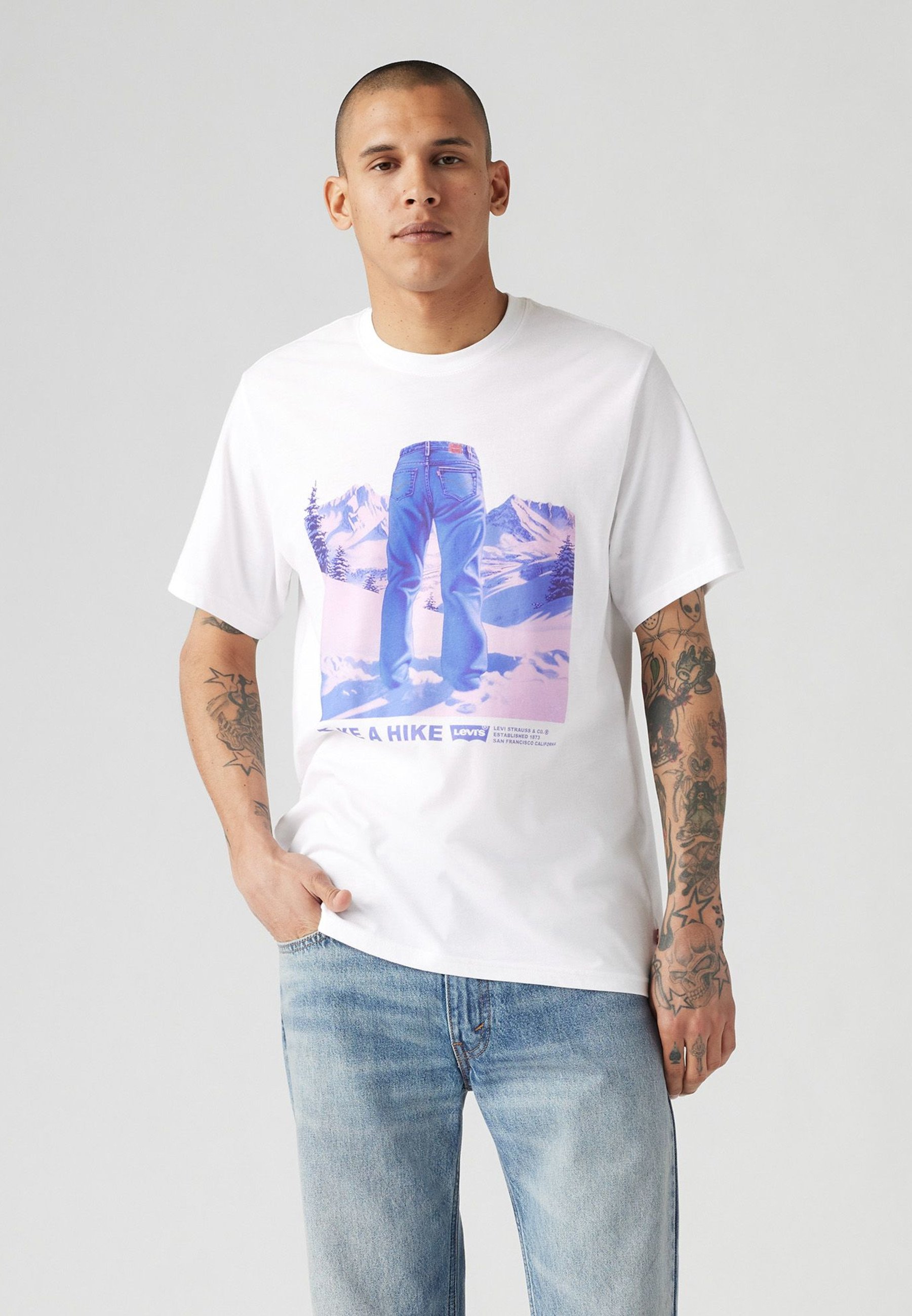 Kjøp Levi's SS RELAXED FIT TEE HEADLINE LO - Black
