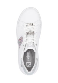 Sneaker bianco con un design testurizzato, dettagli metallici e un pannello laterale scintillante. Includi lacci e un dettaglio decorativo a forma di libellula.
